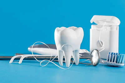 歯の模型と各種クリーニング道具