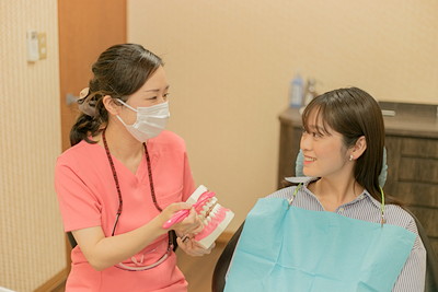 歯みがきの方法を伝える歯科衛生士