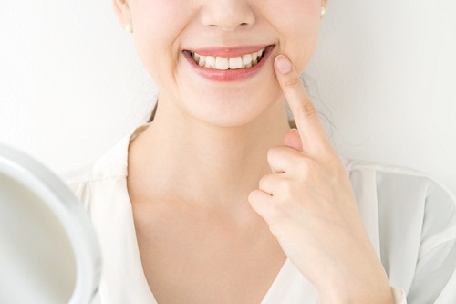 歯の確認をする女性