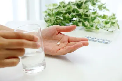 薬を飲む人
