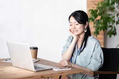 顎関節症の痛みで頬を押さえる女性