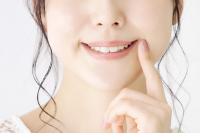 歯を確認する女性
