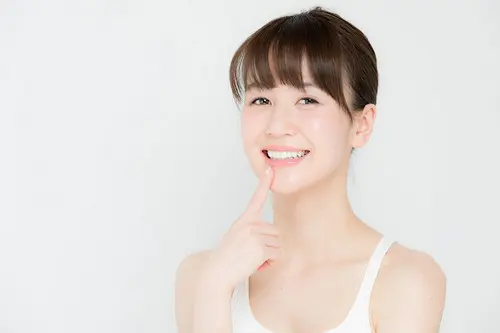 笑顔で歯を見せる女性