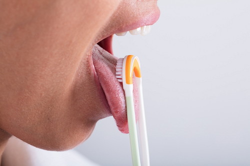 舌の掃除をする人